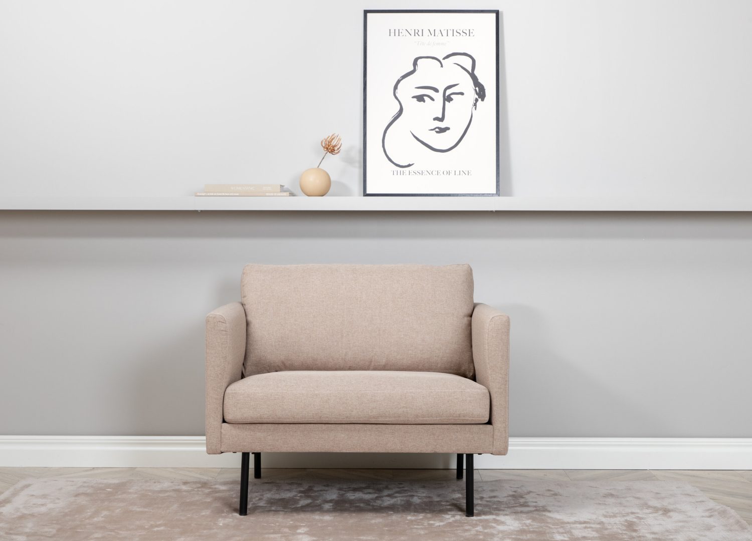 Fauteuil Zoom en tissu beige mis en scène dans un salon