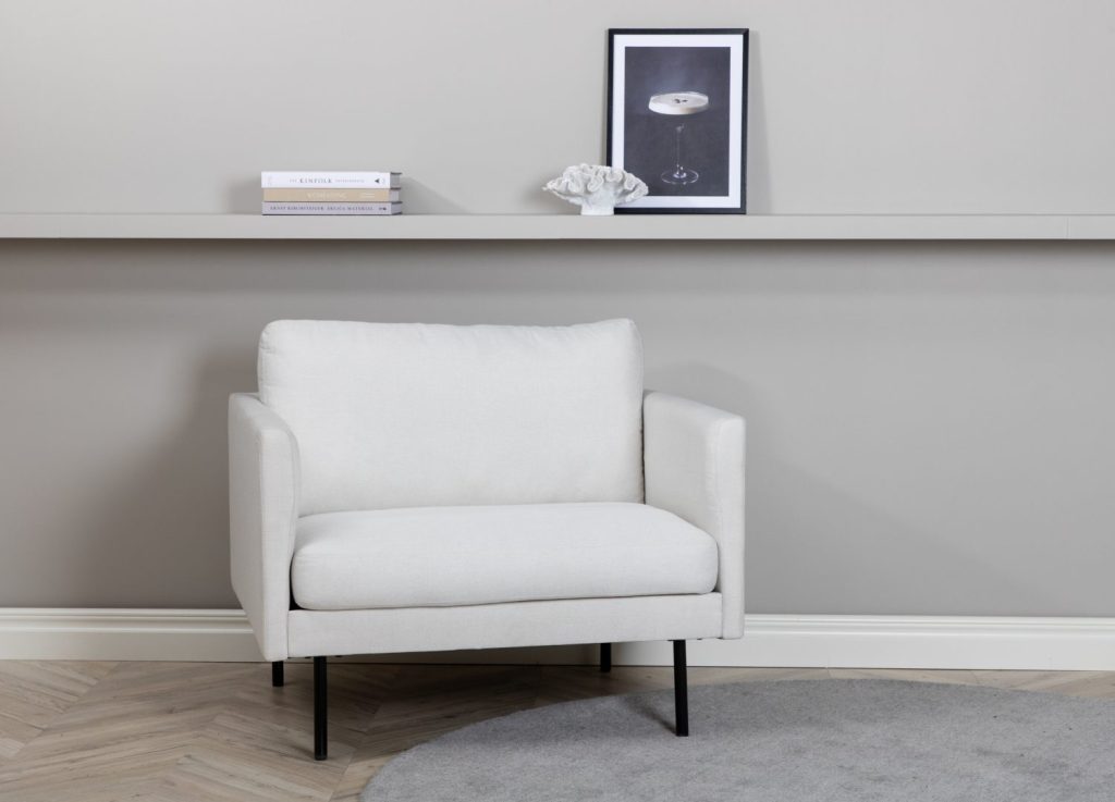 Fauteuil Zoom en tissu beige clair mis en scène dans un salon
