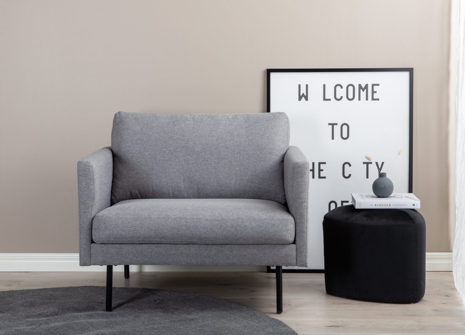 Fauteuil Zoom en tissu gris mis en scène dans un salon