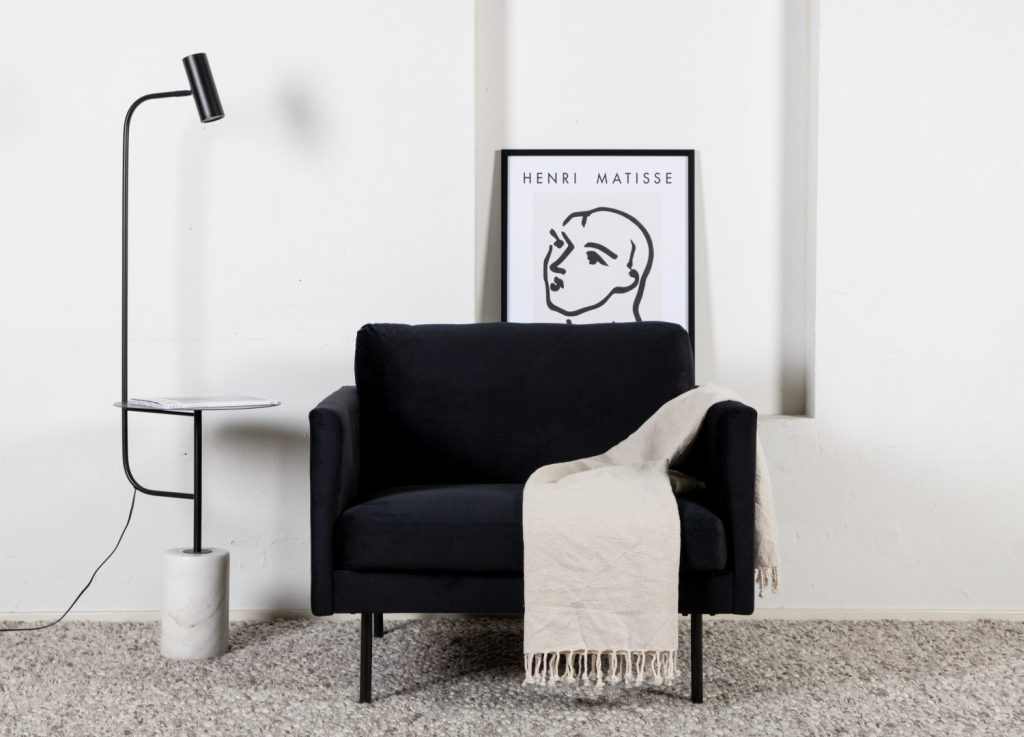 Fauteuil Zoom en velours noir mis en scène dans un salon