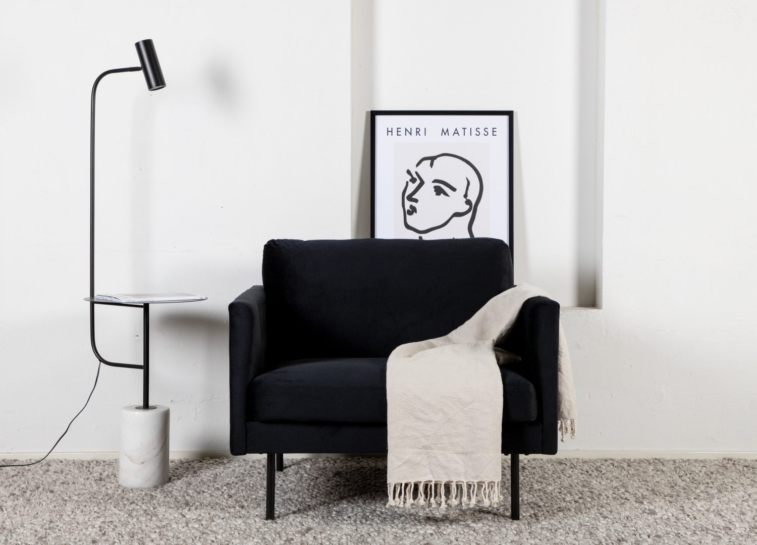Fauteuil Zoom en velours noir mis en scène dans un salon