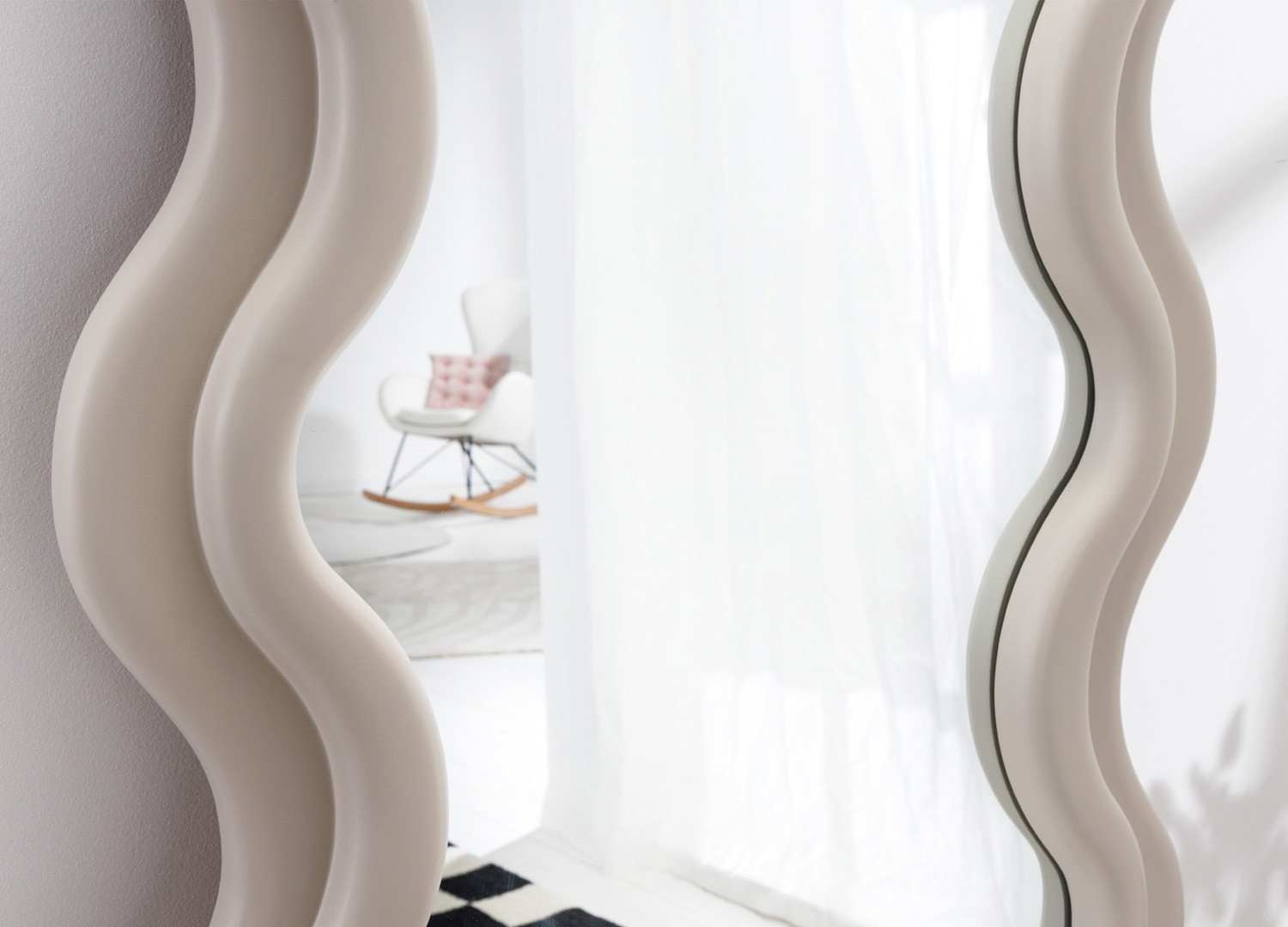 Grand miroir mural vague grège 160 cm