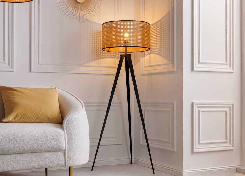 Lampadaire en maille tressée sur pied en métal