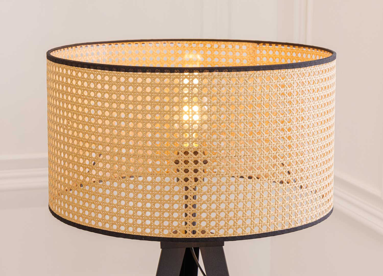 Lampadaire en maille tressée sur pied en métal