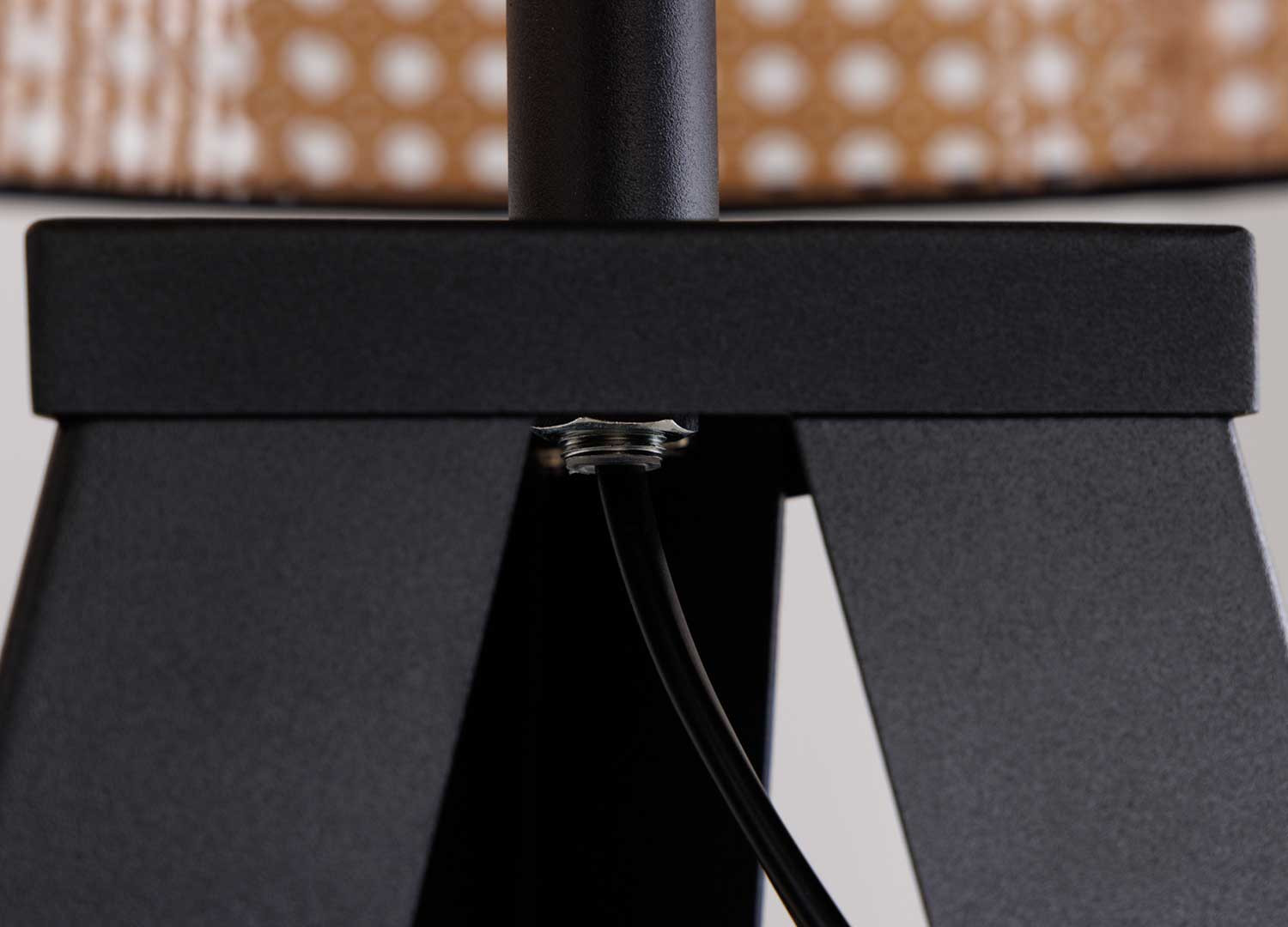 Lampadaire en maille tressée sur pied en métal