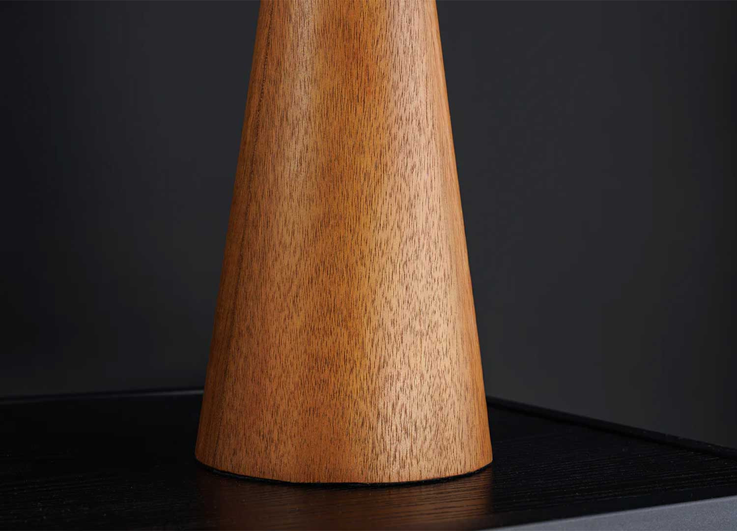 Lampe de table en acacia massif Soluna