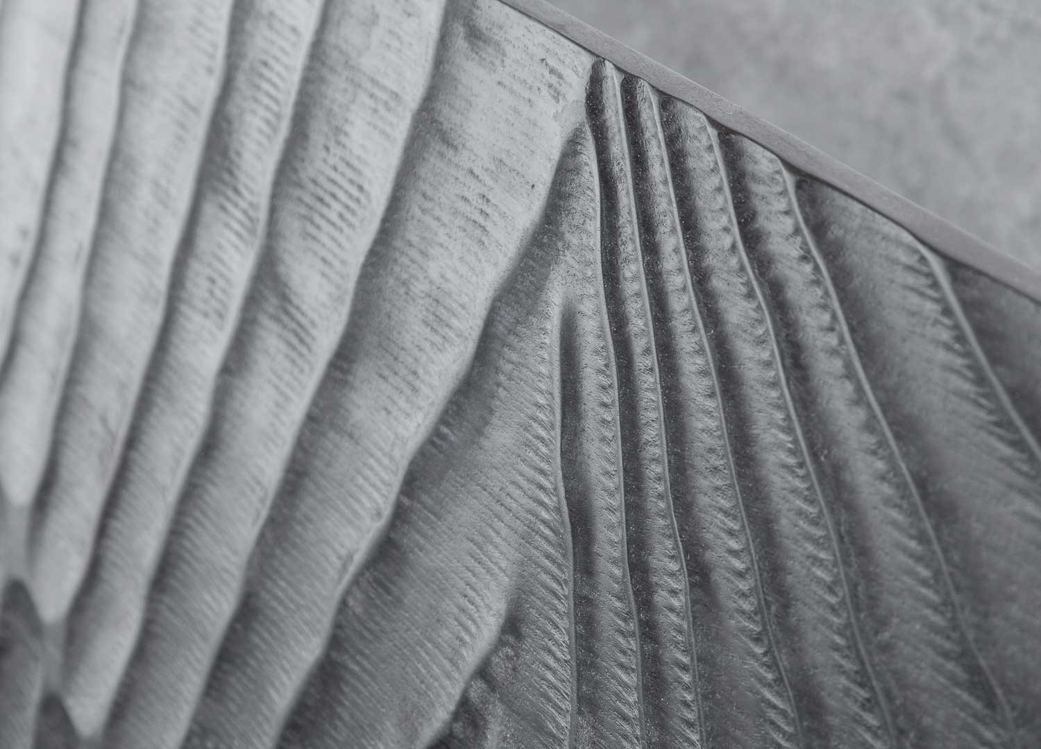 Lit 180x200 cm en bois de manguier teinté noir avec sculptures