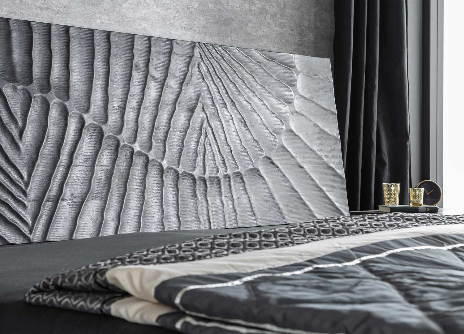 Lit 180x200 cm en bois de manguier teinté noir avec sculptures