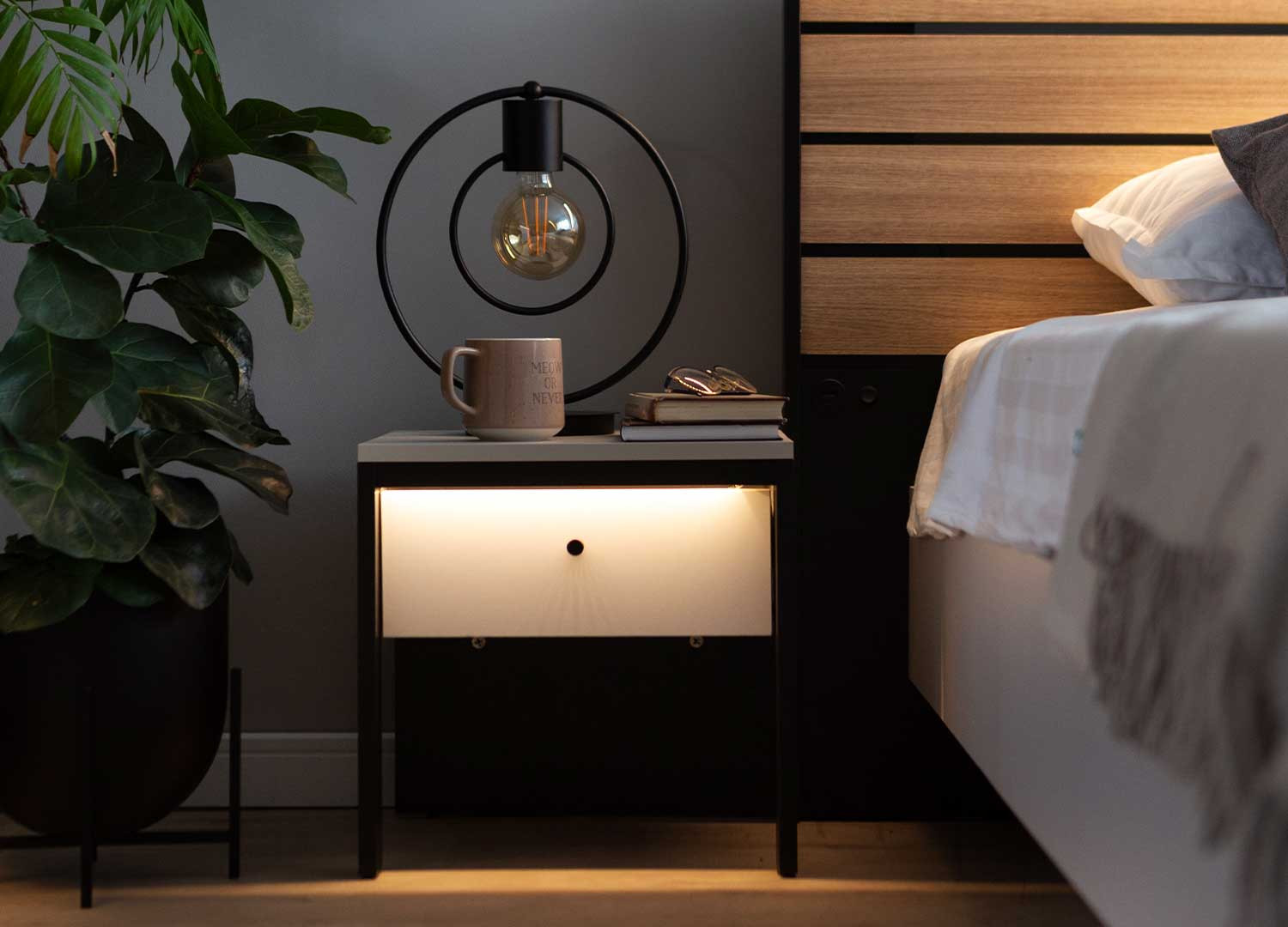 Lit moderne relevable 160 gris et noir avec tête de lit chêne éclairée