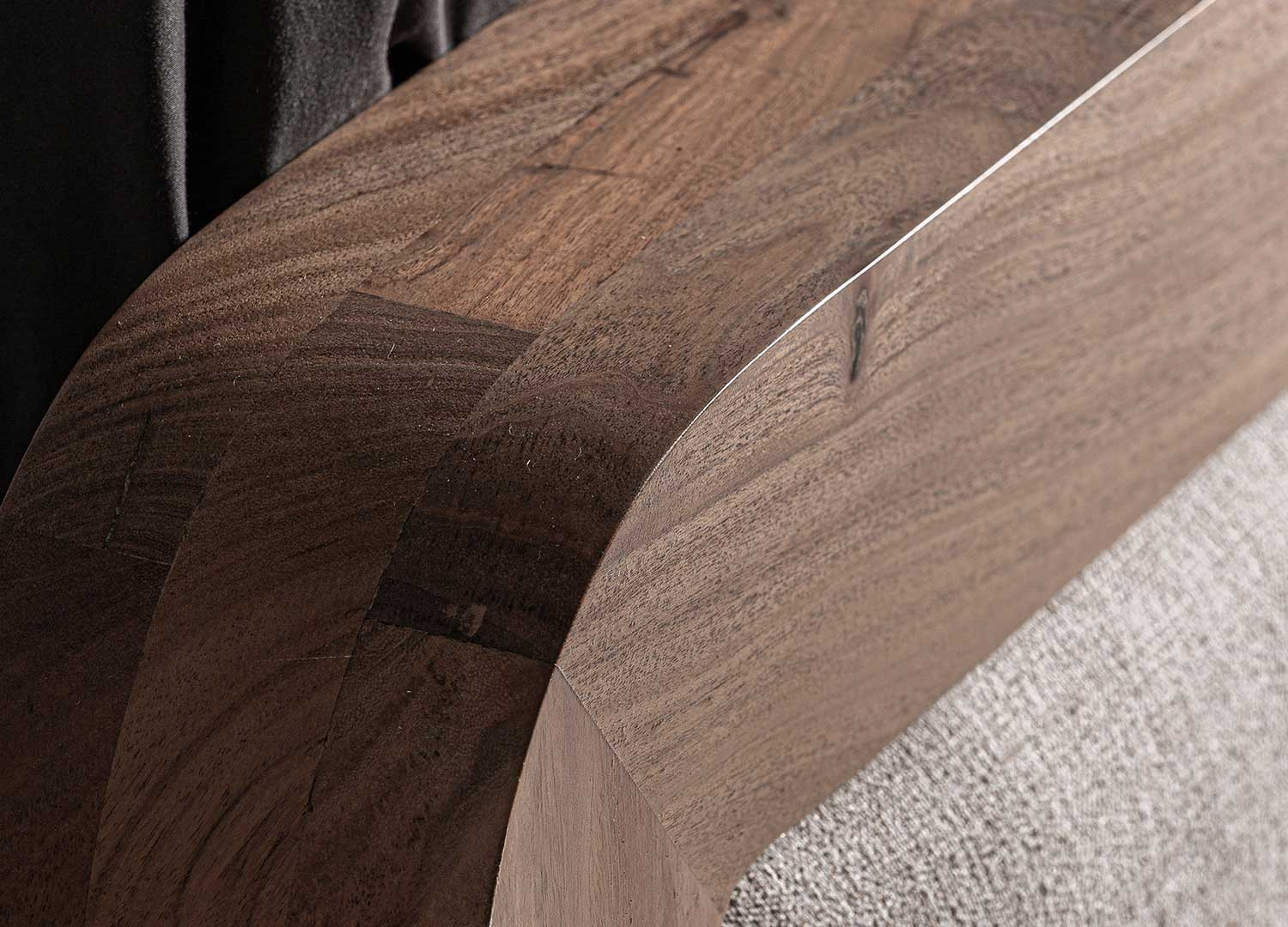 Lit en bois d'acacia 180x200 cm et tissu beige Danya