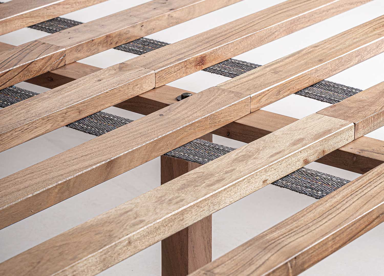 Lit en bois d'acacia 180x200 cm et tissu beige Danya