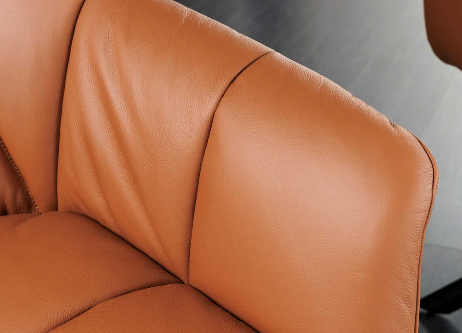 Lot de 2 chaises accoudoirs pivotantes en cuir cognac Hudson