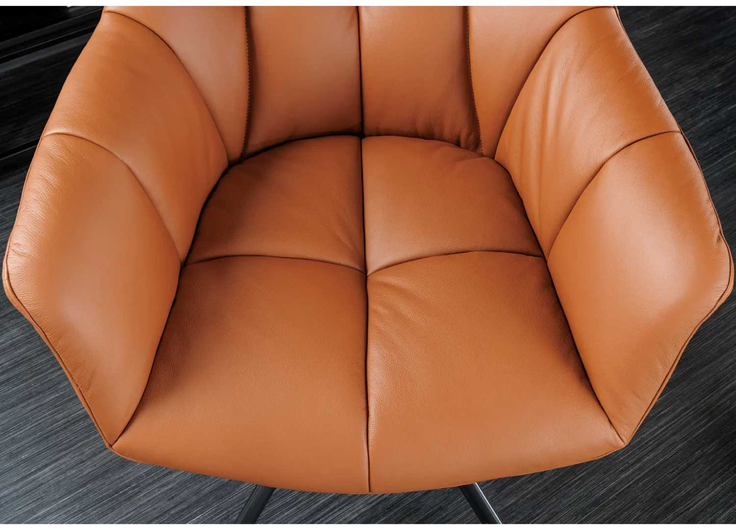 Lot de 2 chaises accoudoirs pivotantes en cuir cognac Hudson