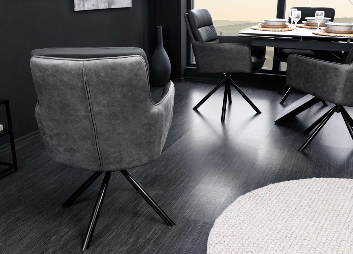 Détail des chaises de salle à manger design anthracite