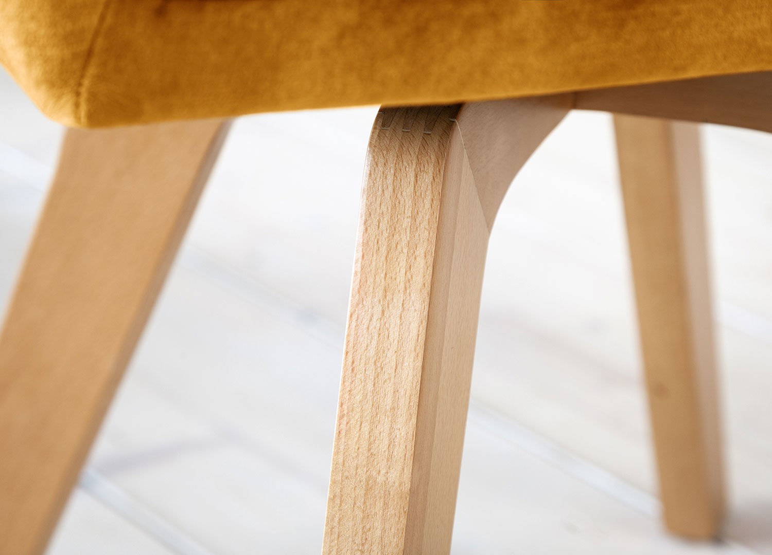 Lot de 2 chaises jaune moutarde pivotantes avec accoudoirs