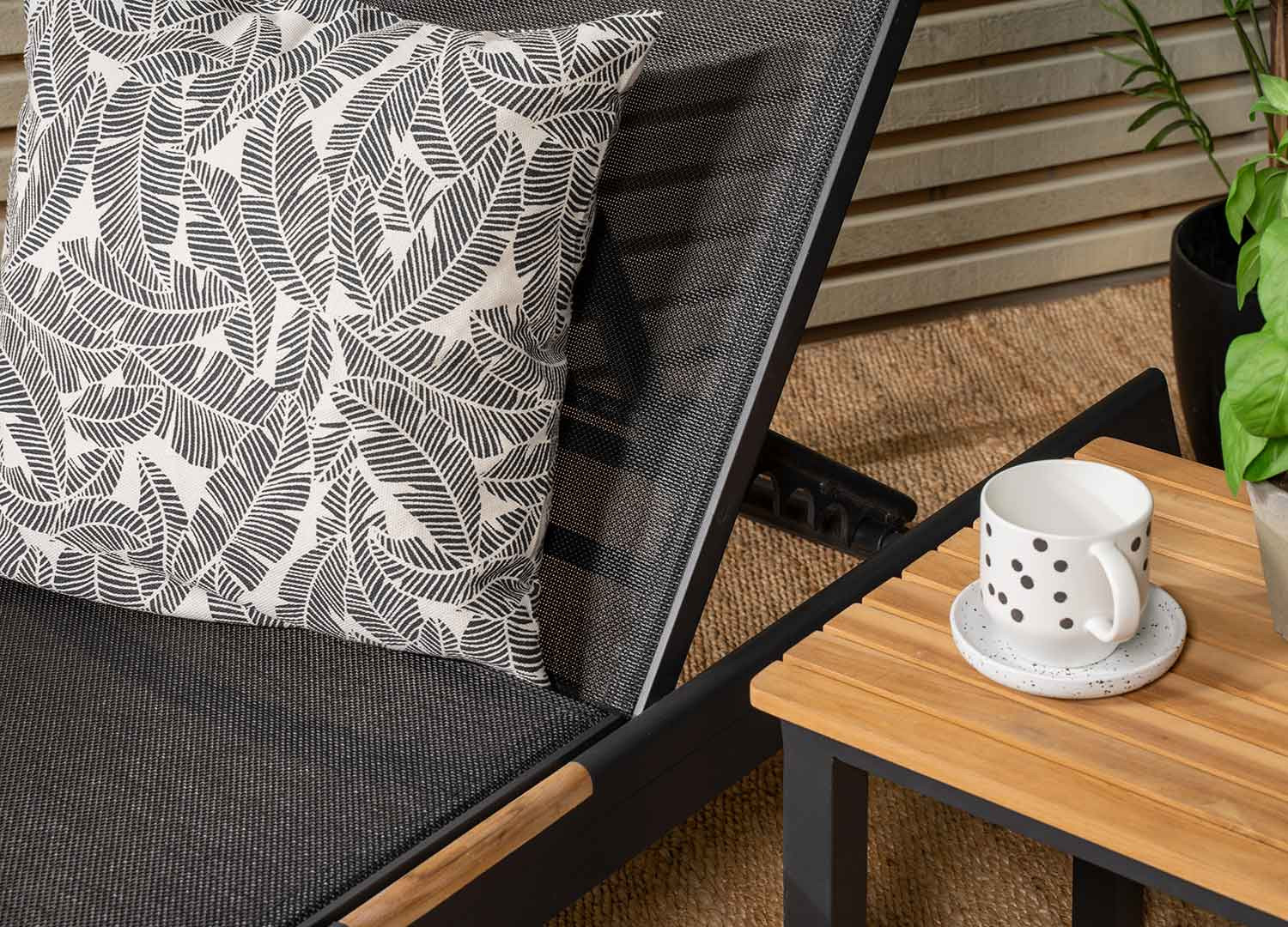Lot de 2 chaises longues de jardin noire avec détail en teck