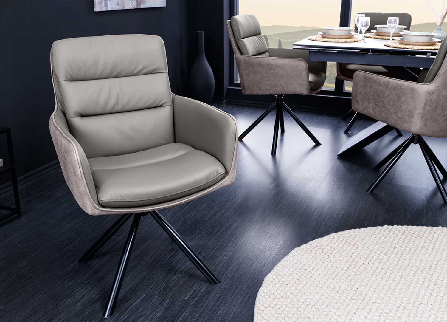 Chaise moderne de salle à manger avec accoudoirs et assise pivotante en cuir taupe