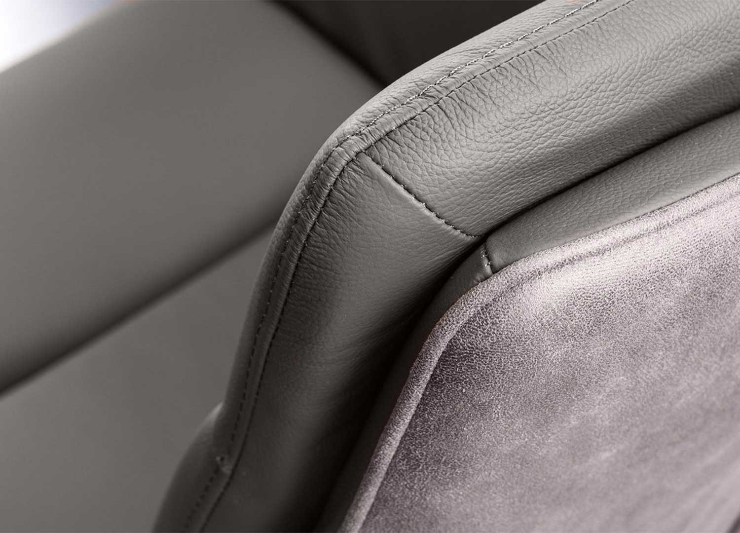 Chaise en cuir et microfibre taupe