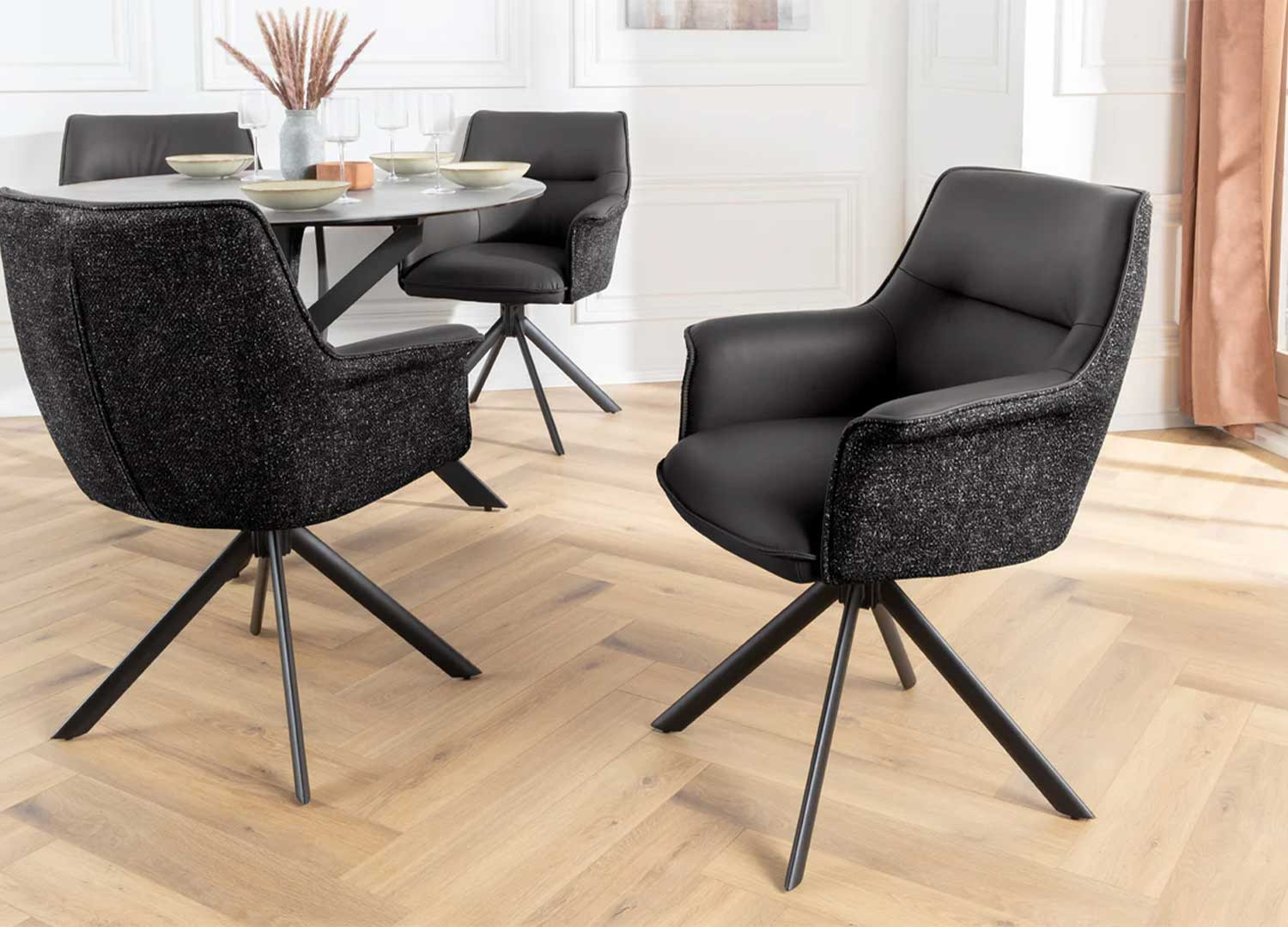 Lot de 2 chaises pivotantes en cuir et tissu noir Darek