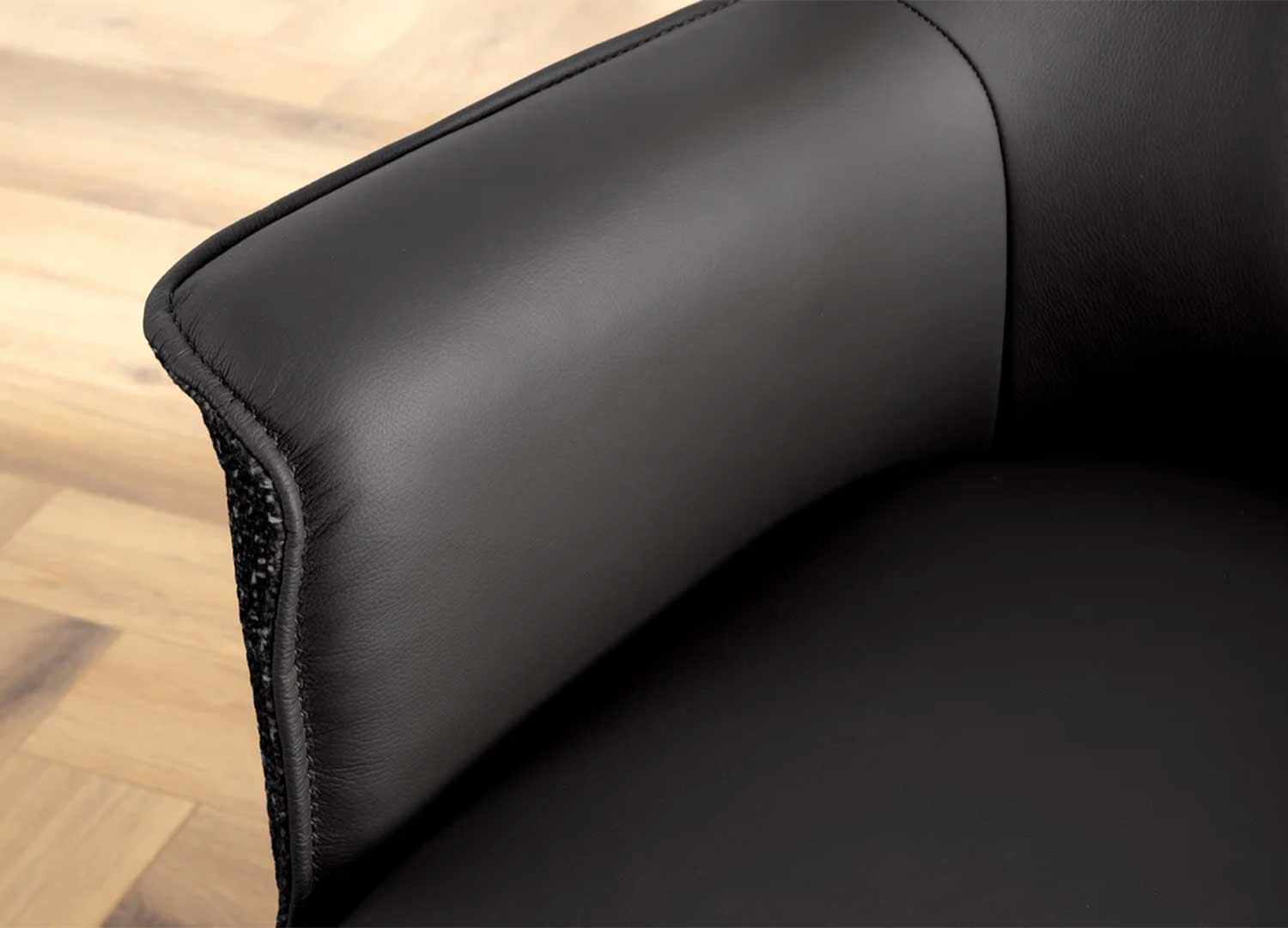 Lot de 2 chaises pivotantes en cuir et tissu noir Darek