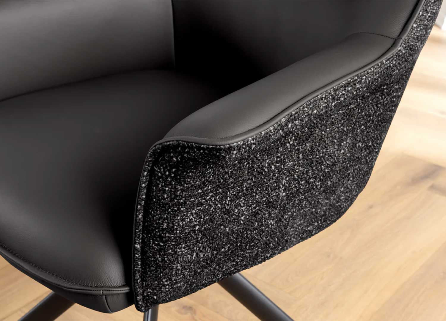 Lot de 2 chaises pivotantes en cuir et tissu noir Darek