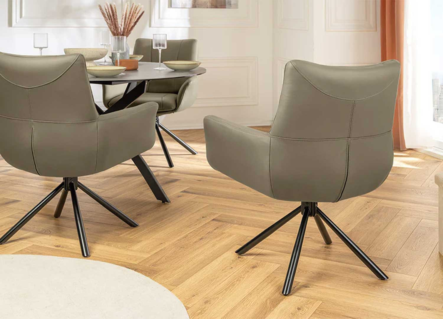 Lot de 2 chaises pivotantes en cuir taupe Bridget
