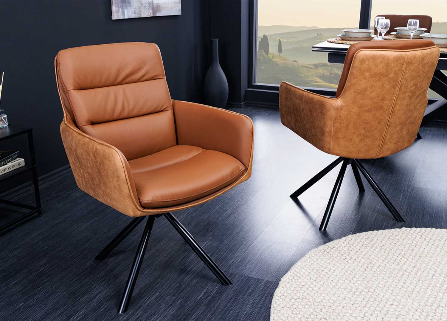 Chaise en cuir et tissu cognac avec pied en métal noir