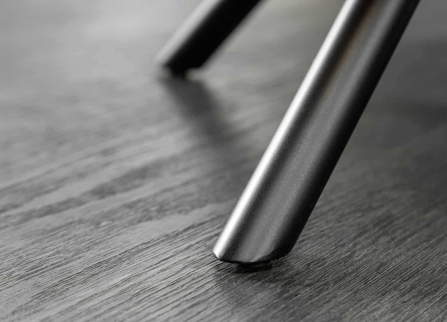 Pied de chaise en métal noir