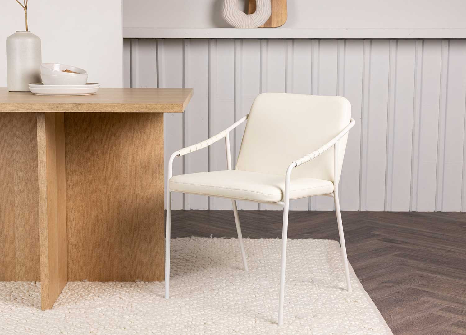 Lot de 2 chaises simili cuir et acier beige