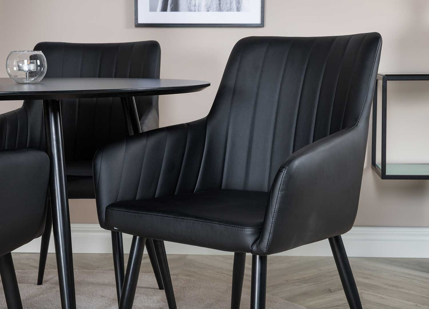 Lot de 2 chaises simili cuir noir avec accoudoirs