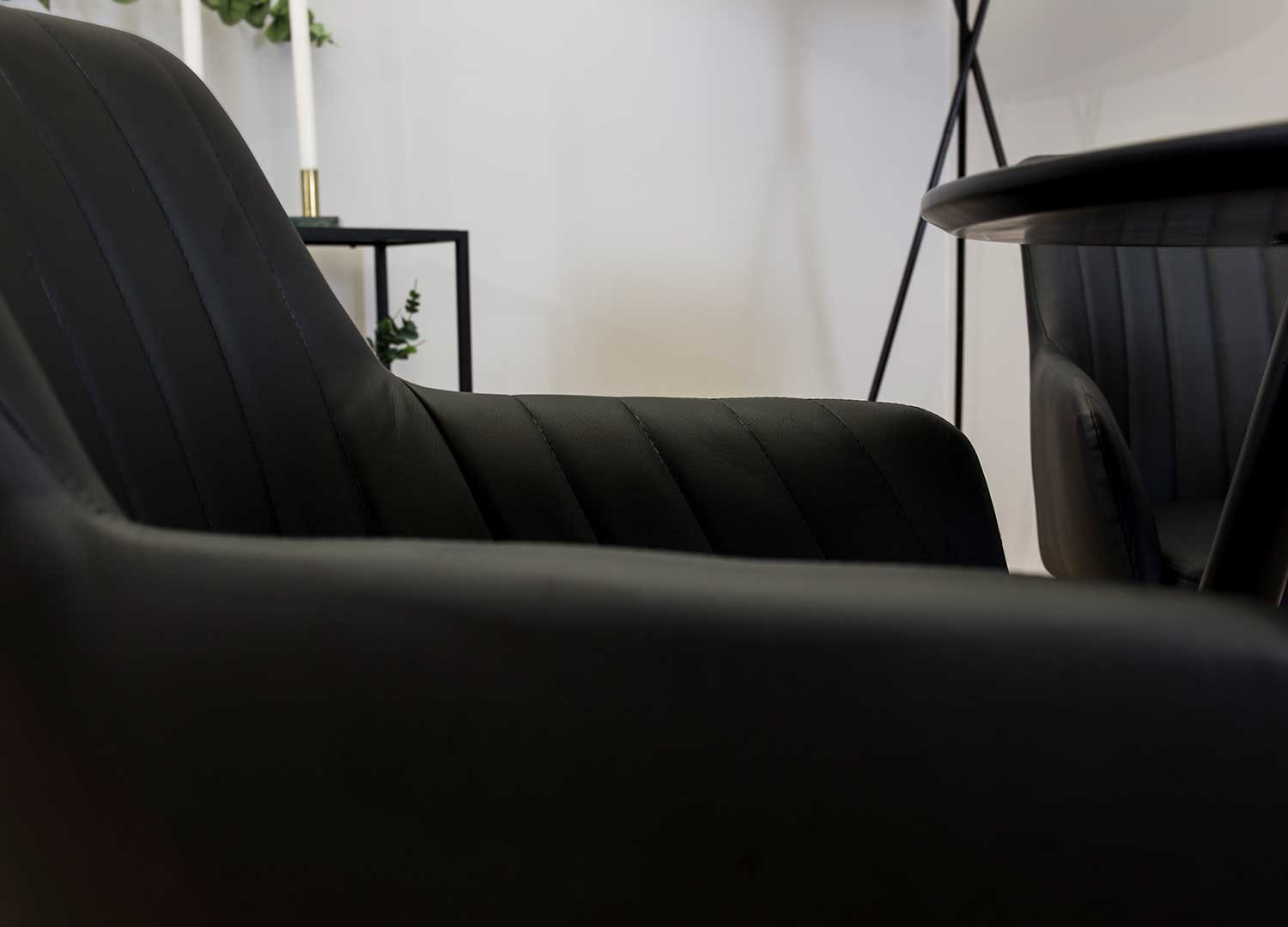Lot de 2 chaises simili cuir noir avec accoudoirs