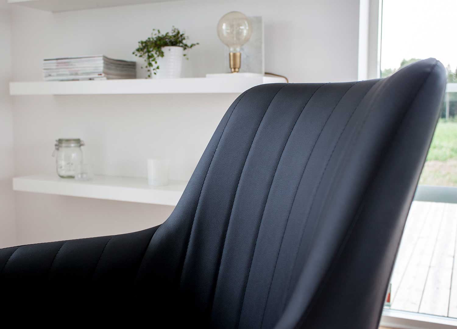 Lot de 2 chaises simili cuir noir avec accoudoirs