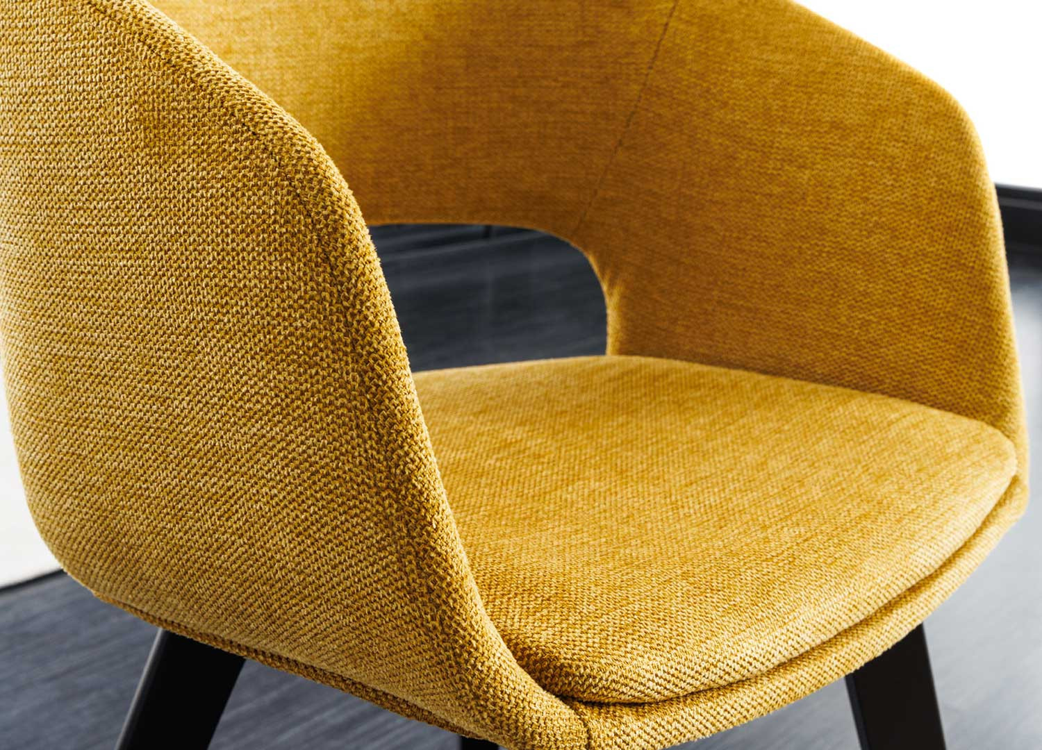 Lot de 2 chaises tissu jaune et pieds en bois noir