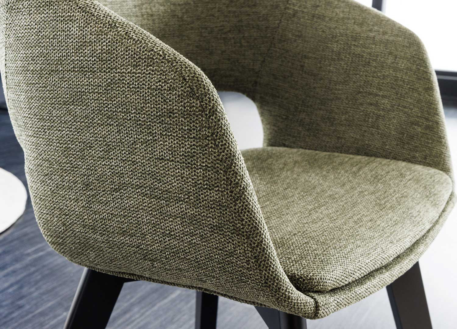 Lot de 2 chaises tissu vert et pieds en bois noir