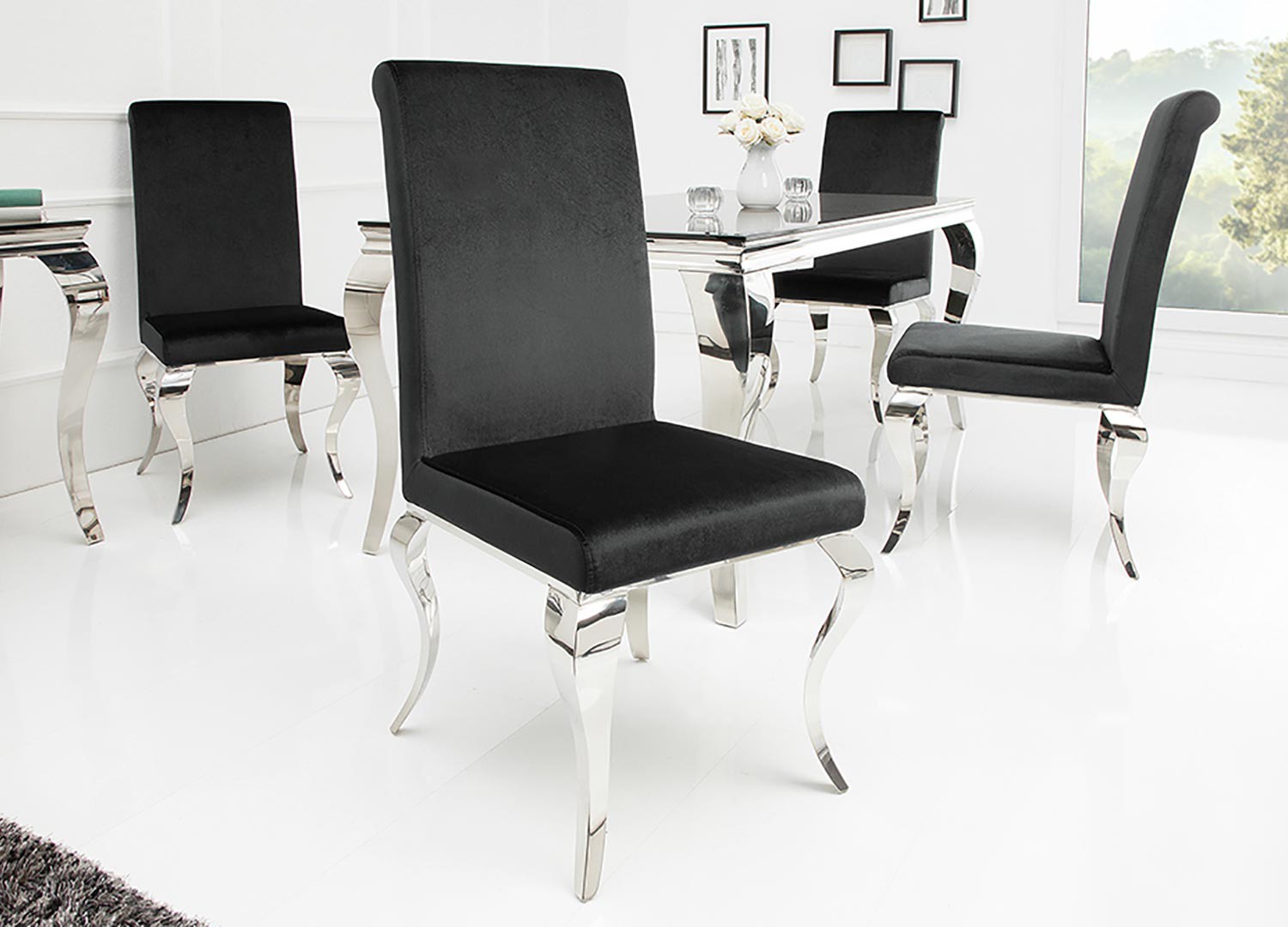 Chaises velours noir style baroque et pied argenté poli