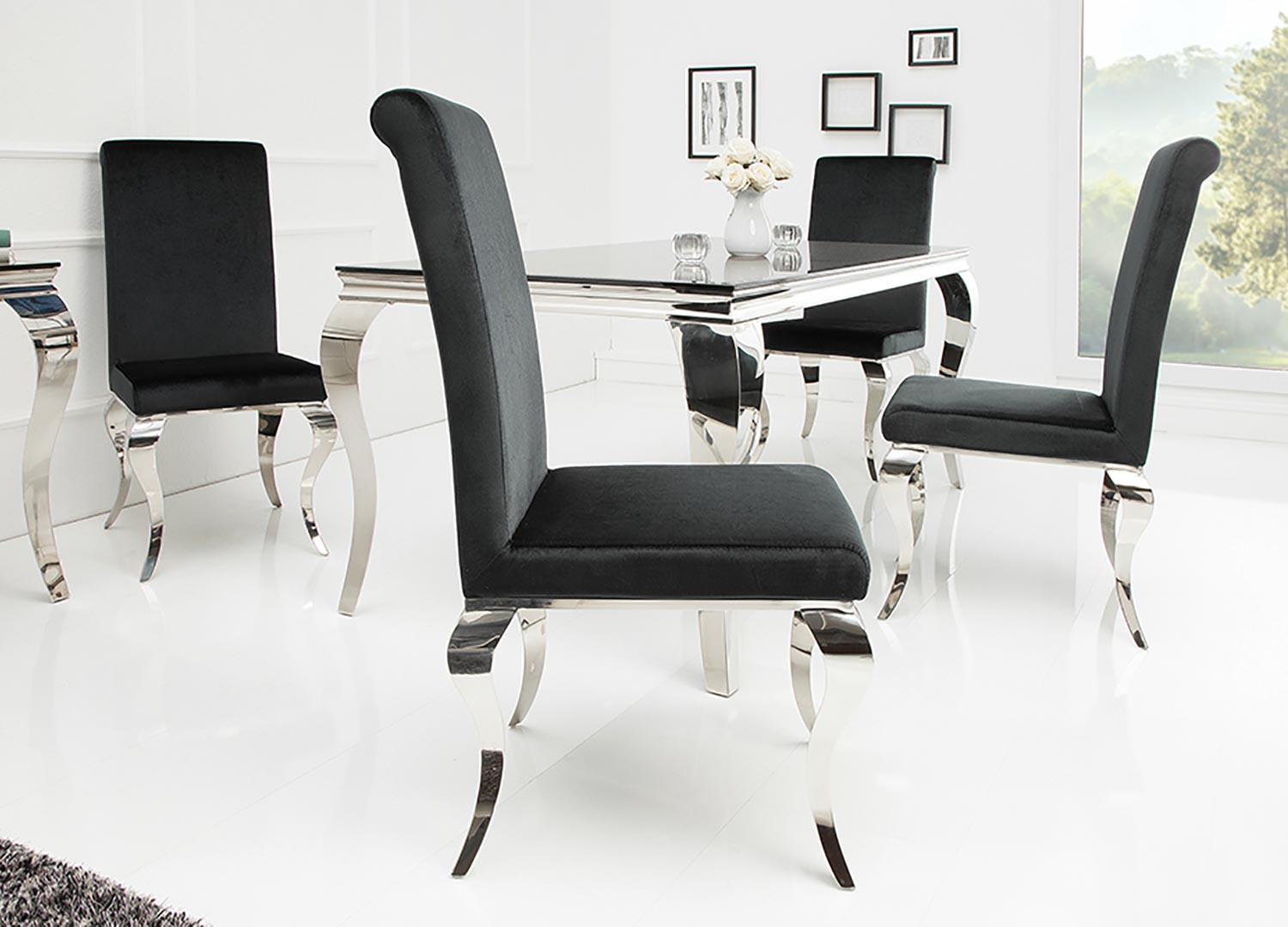 Chaises velours noir style baroque et pied argenté poli