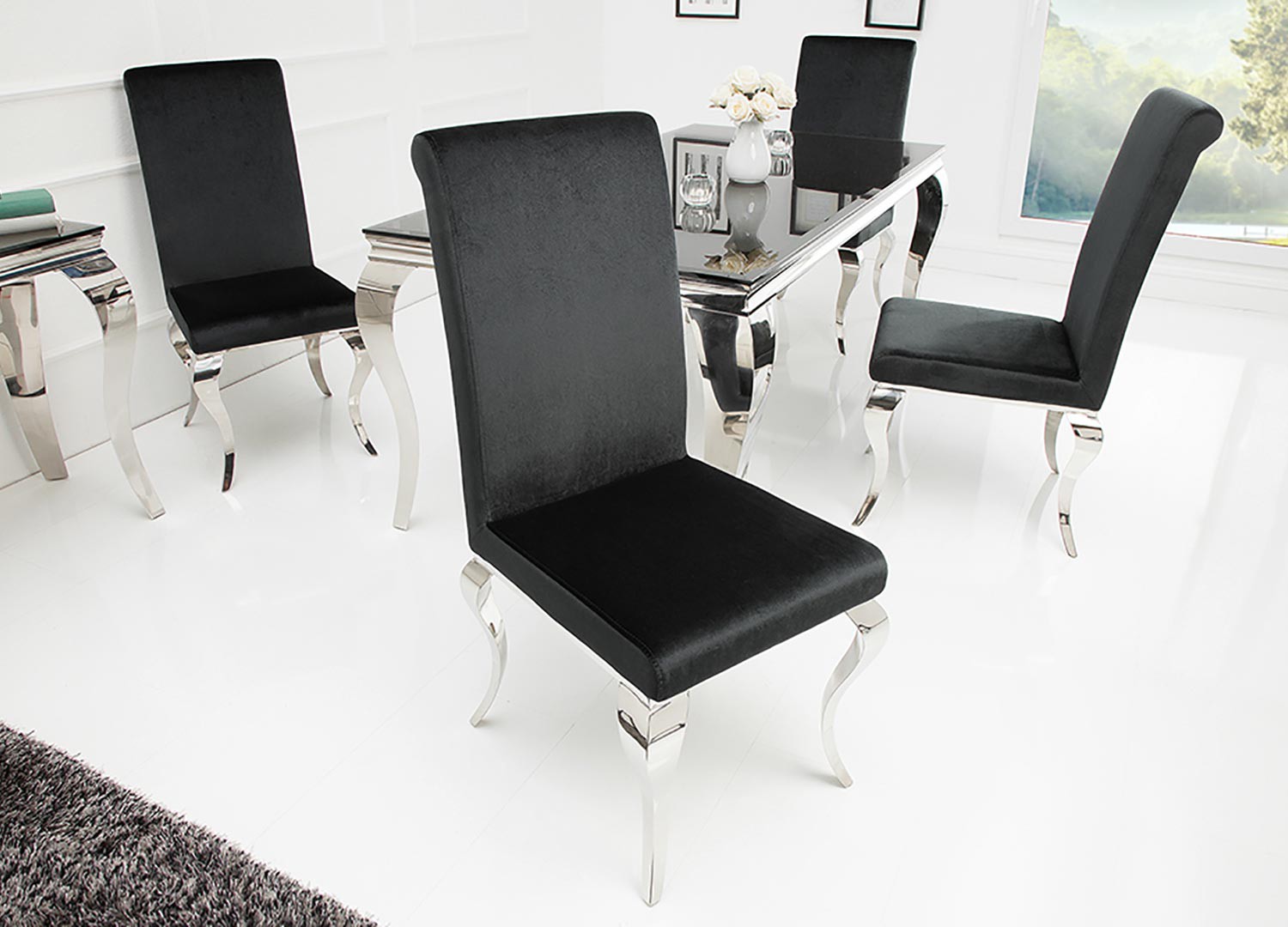 Chaises velours noir style baroque et pied argenté poli