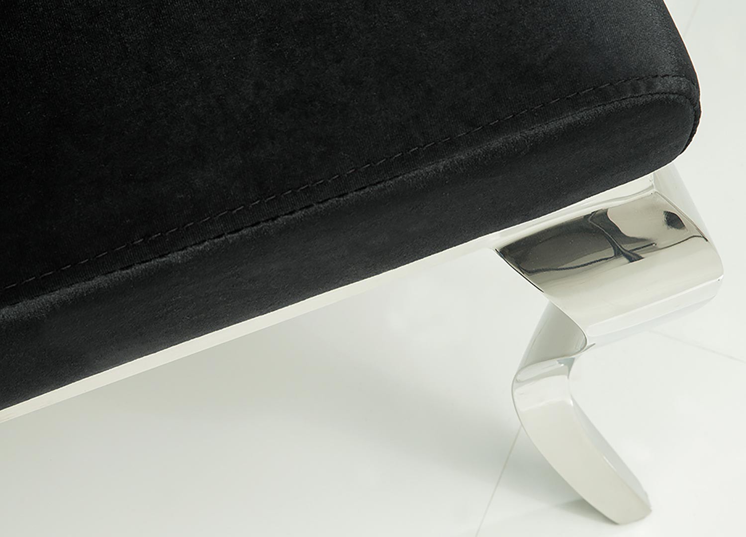 Chaises velours noir style baroque et pied argenté poli