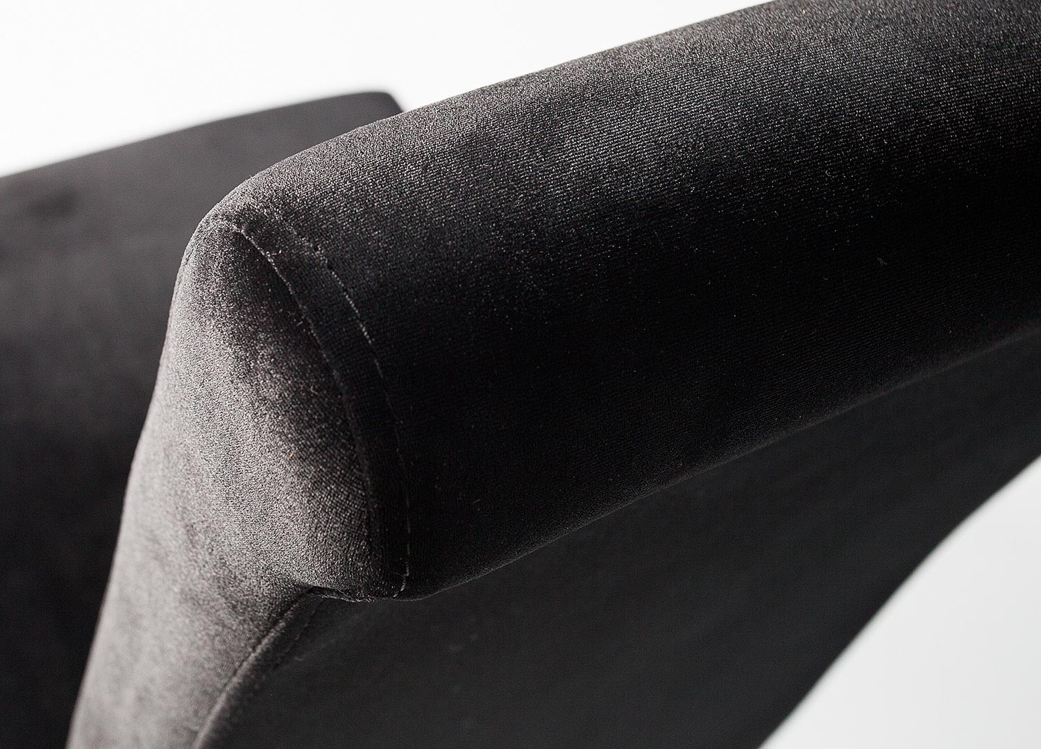 Chaises velours noir style baroque et pied argenté poli