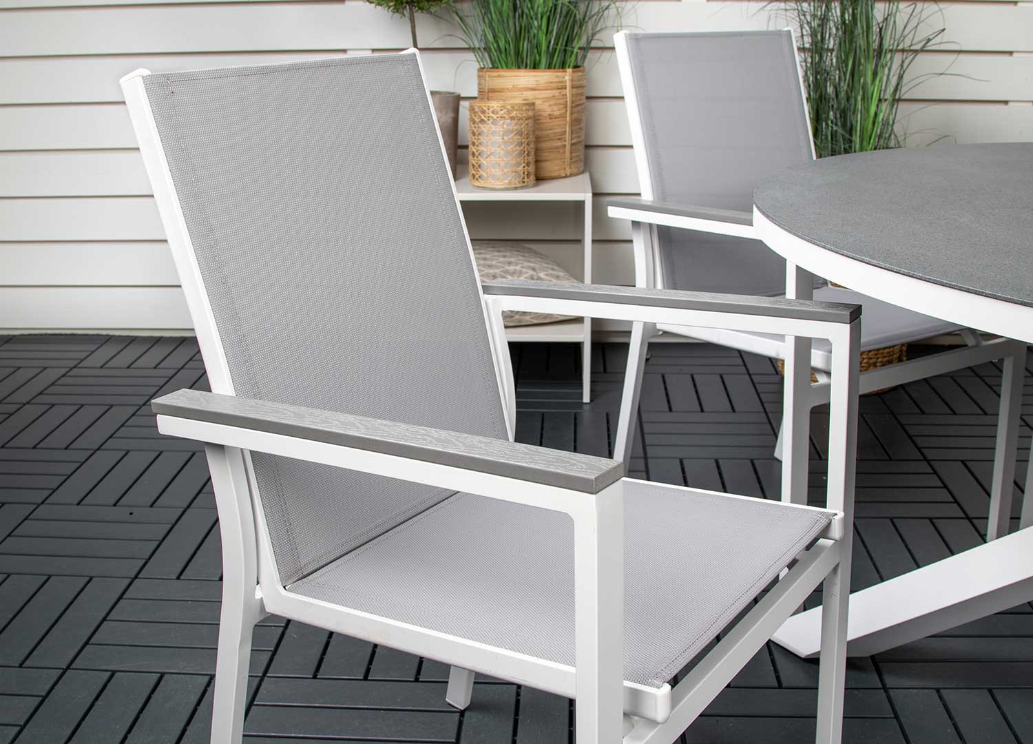 Lot de 2 fauteuils de jardin empilables gris et blanc