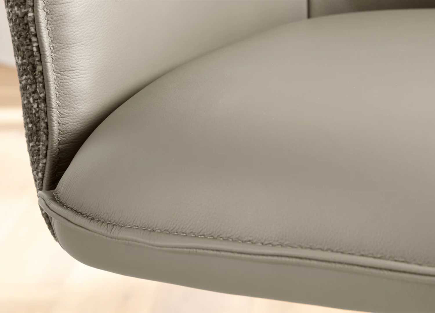Lot de 2 fauteuils pivotants en cuir et tissu taupe Darek
