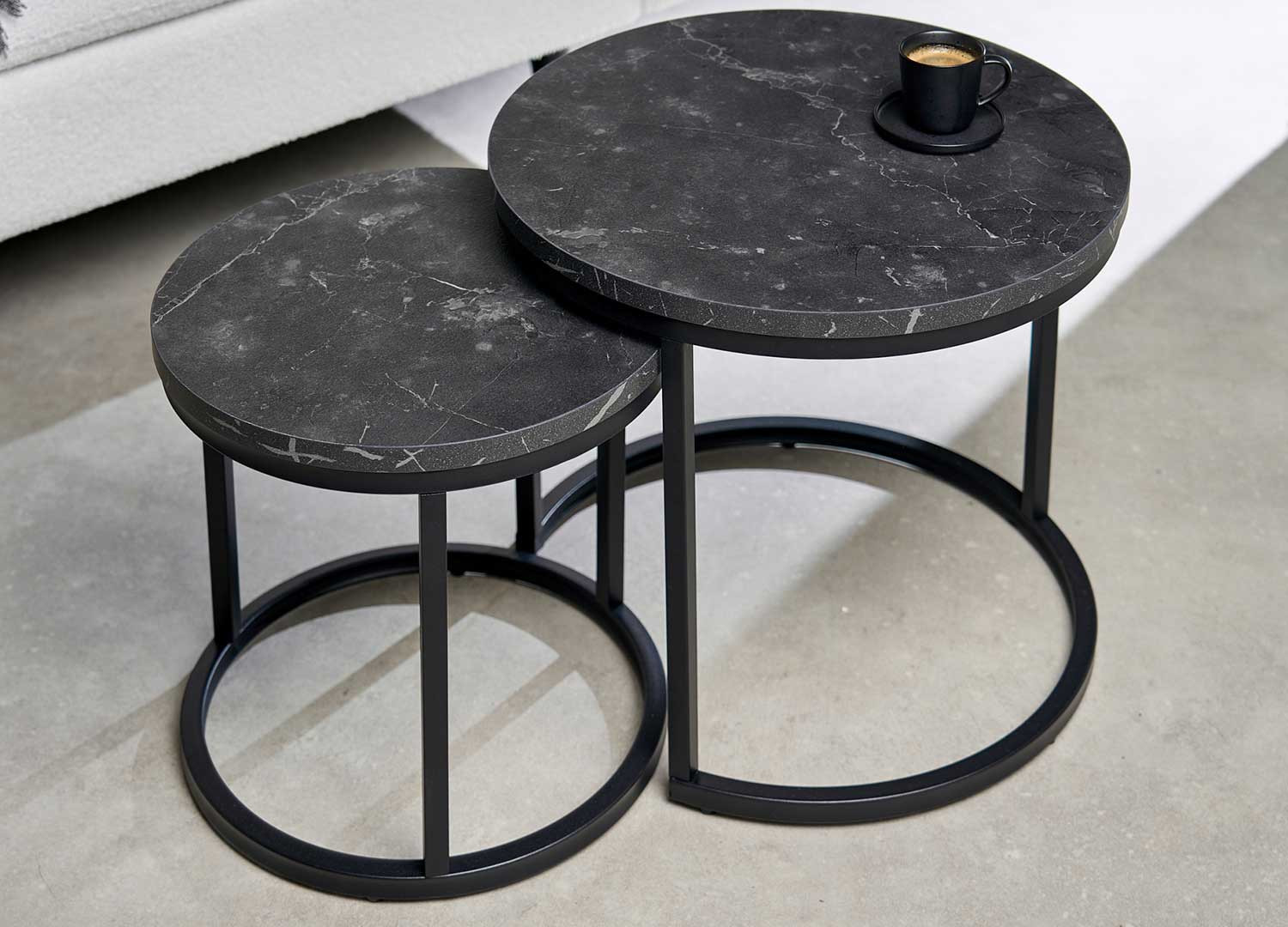 Lot de 2 tables basses gigognes aspect marbre noir et métal