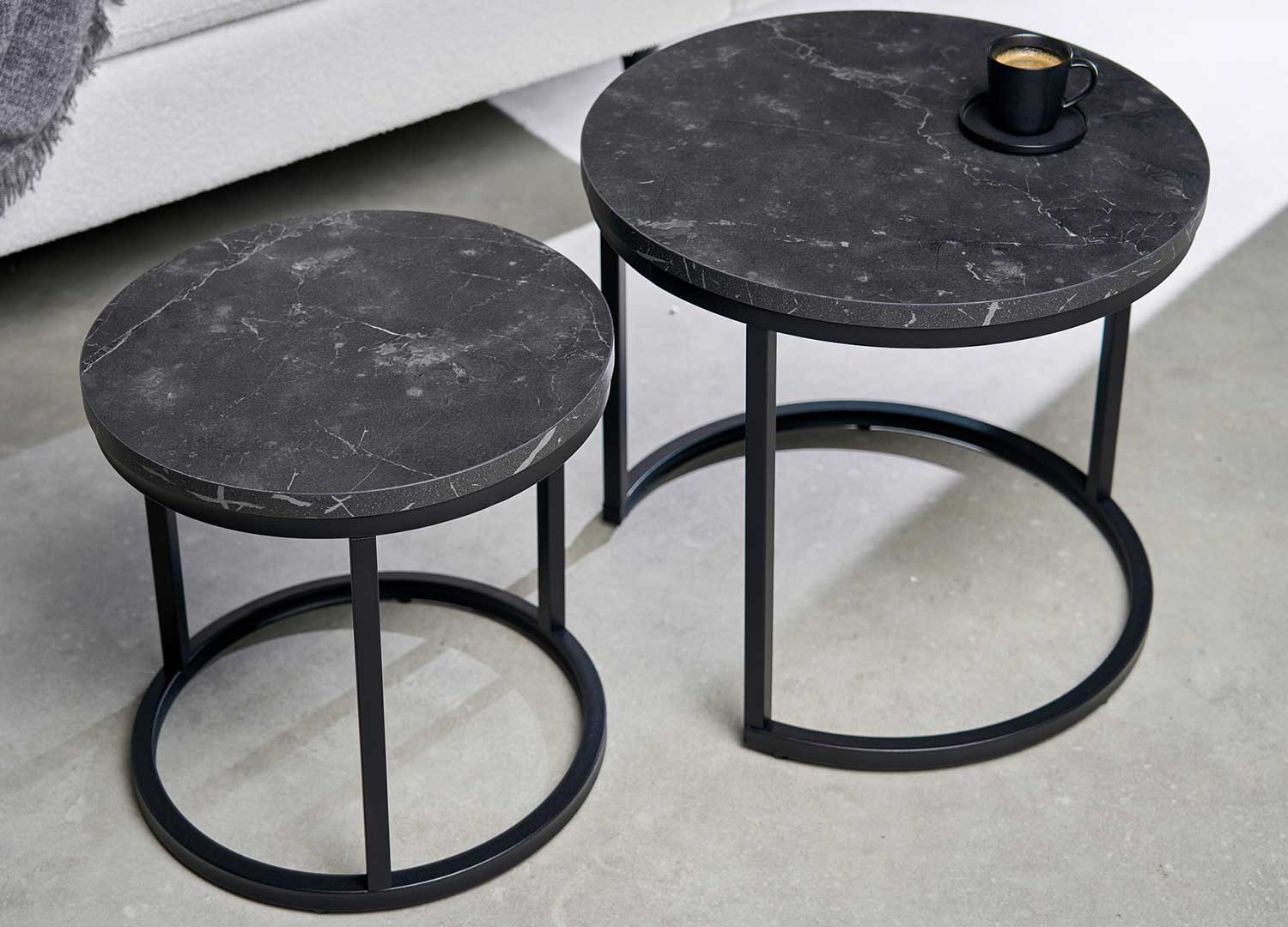 Lot de 2 tables basses gigognes aspect marbre noir et métal
