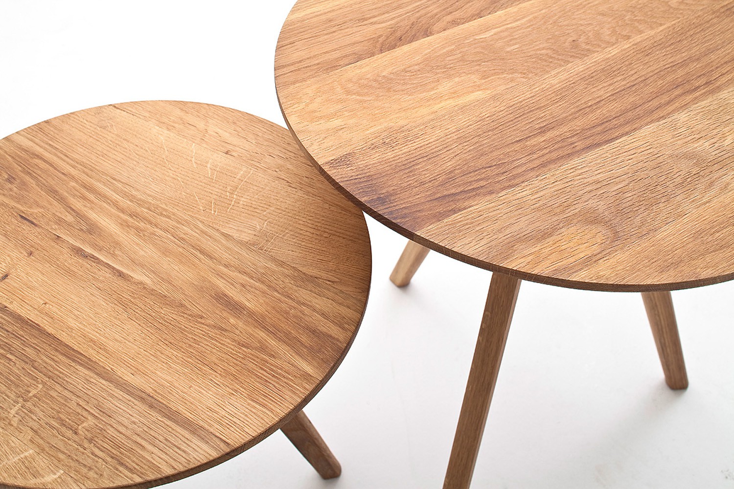 Lot de 2 tables d'appoint en chêne massif huilé