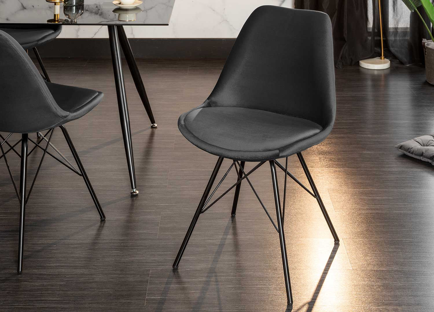 Lot de 4 chaises en velours gris et pieds eiffel en métal noir