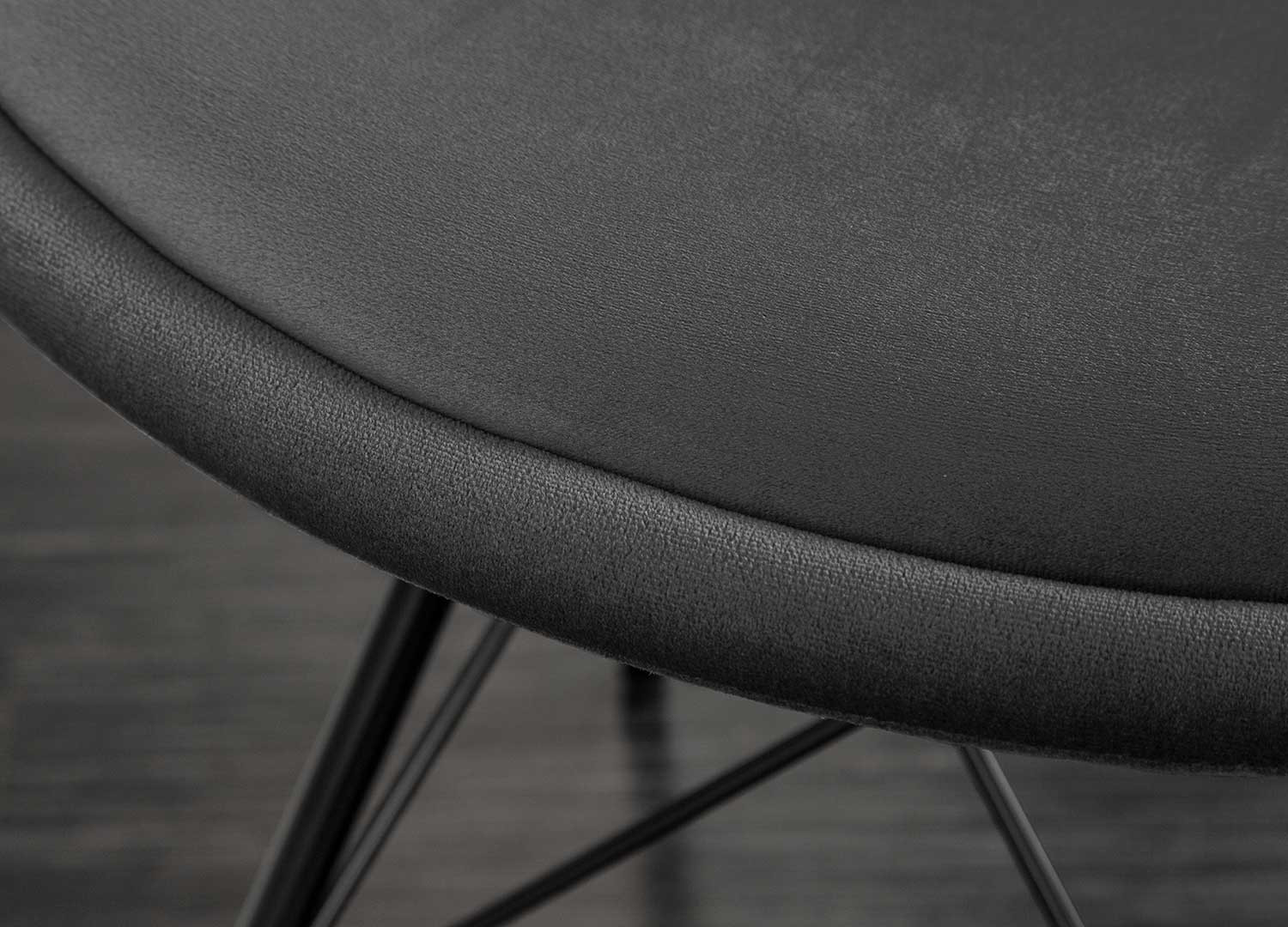 Lot de 4 chaises en velours gris et pieds eiffel en métal noir