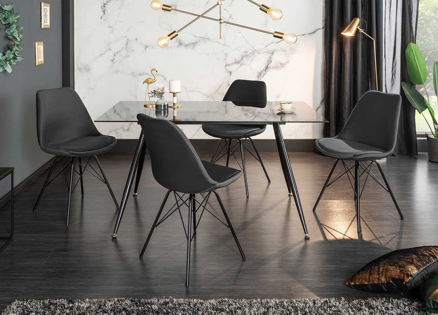 Lot de 4 chaises en velours gris et pieds eiffel en métal noir