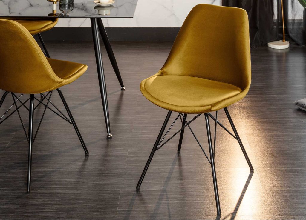 Lot de 4 chaises en velours jaune et pieds eiffel en métal noir