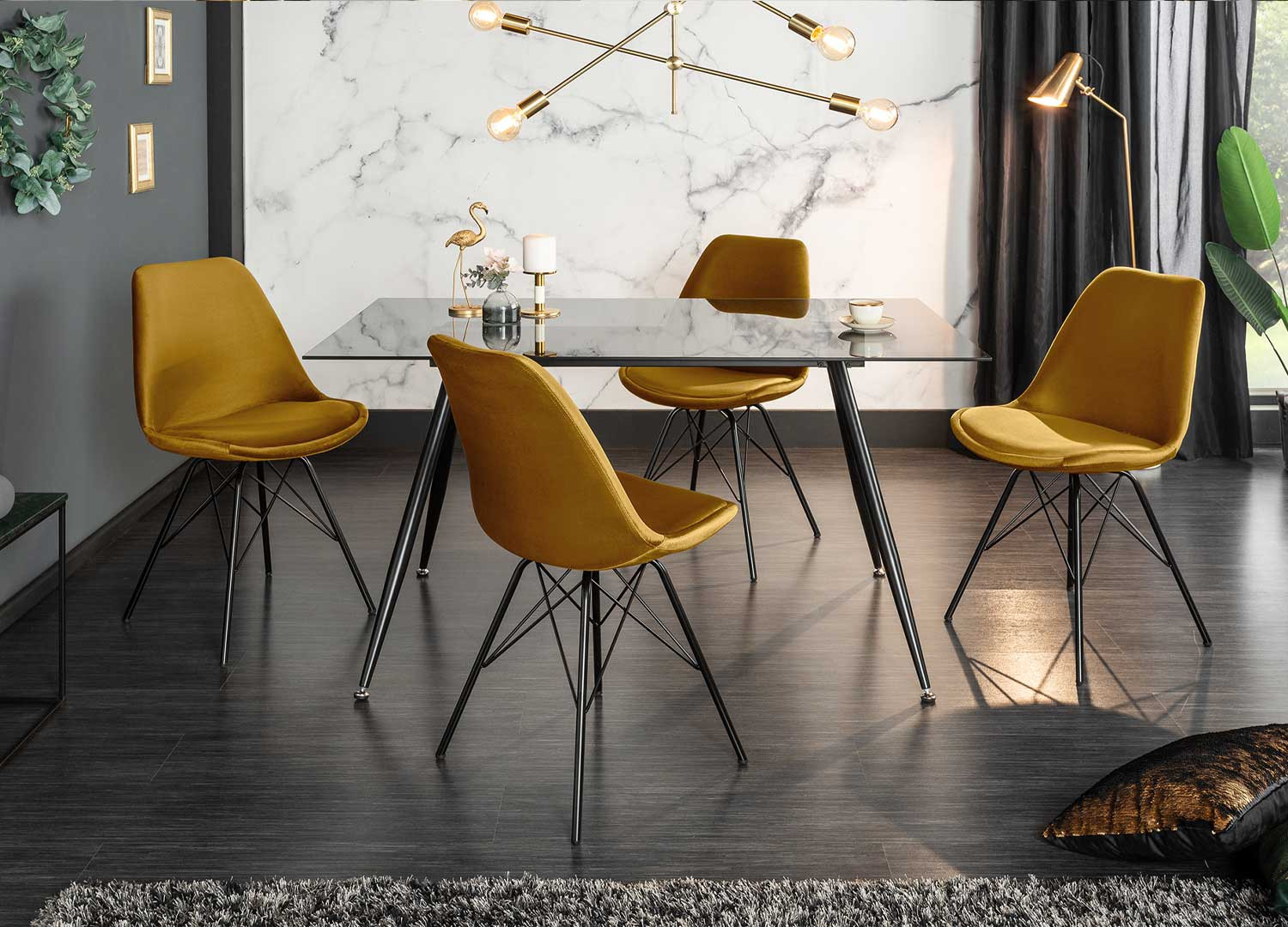 Lot de 4 chaises en velours jaune et pieds eiffel en métal noir