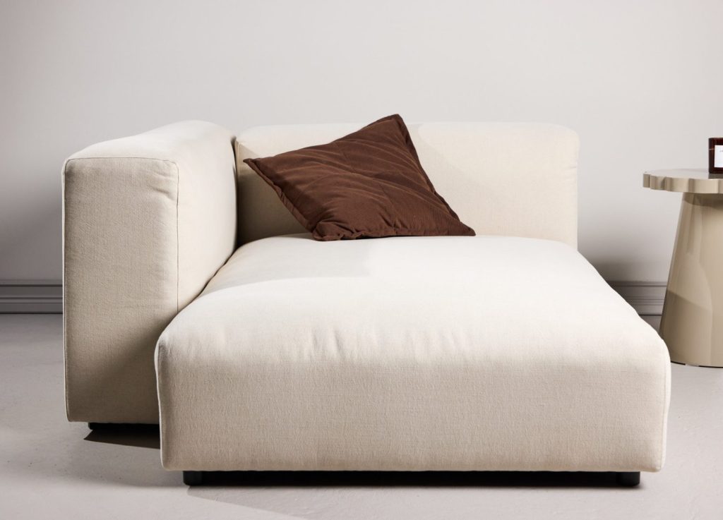 Méridienne Mavi tissu effet lin beige 138 cm mis en scène dans un salon